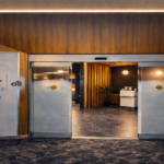 American Airlines Citi acesso premium lounge Admirals Club com painel digital moderno