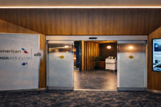 American Airlines Citi acesso premium lounge Admirals Club com painel digital moderno