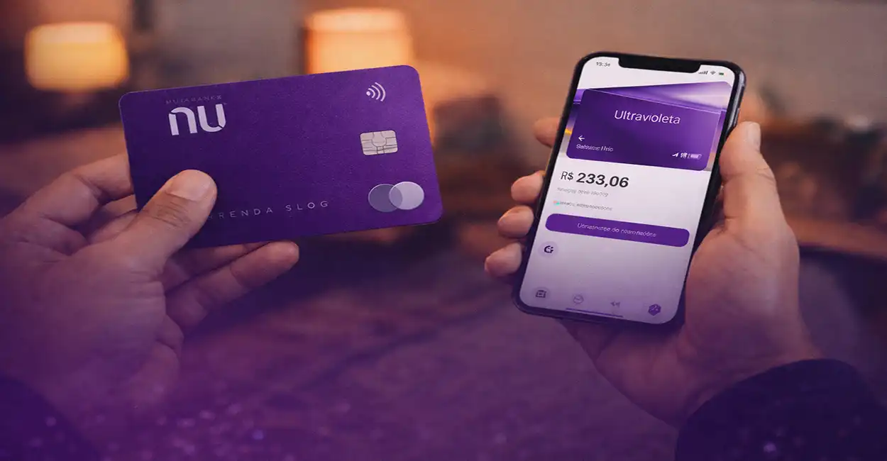 Cartão Nubank Ultravioleta sendo segurado junto com celular exibindo aplicativo financeiro